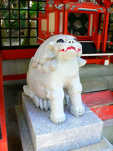 青島神社 眉毛の濃い狛犬