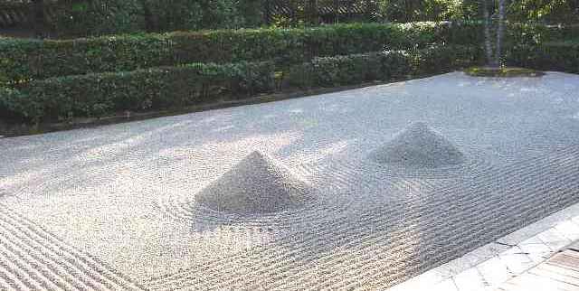 大徳寺　大仙院 方丈前庭（南庭）と一対の盛砂 写真
