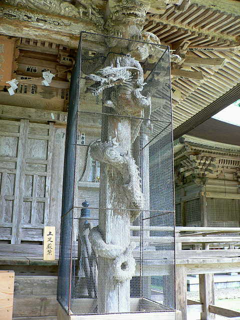 出羽三山神社 向拝柱の龍 写真