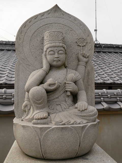 四国霊場　第五十六番札所　泰山寺 如意輪観音石像