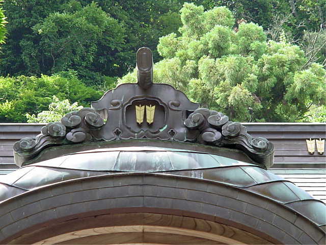鎌倉　御霊神社（権五郎神社） 社紋　二つ矢 写真