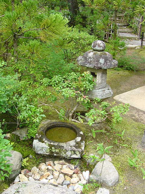 光悦寺 灯籠と手水鉢 写真