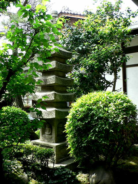 京都　妙蓮寺 石塔 写真
