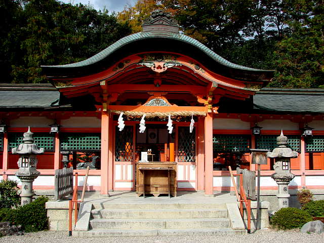 京都　西院春日神社　拝殿 写真