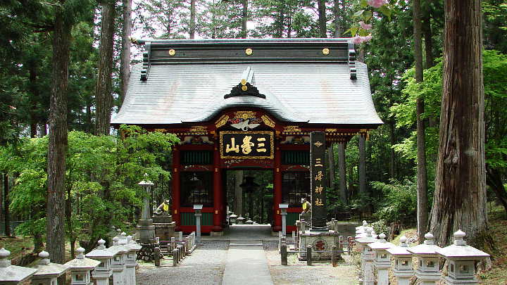 三峯神社 随身門 写真