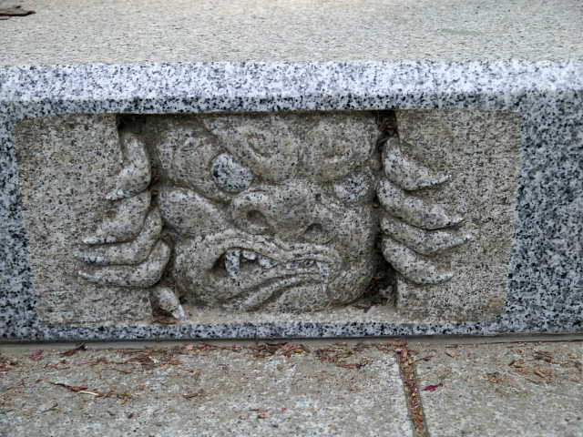 武蔵御嶽神社 石段の邪鬼写真