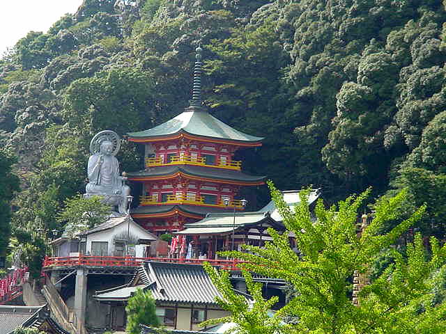 信貴山　朝護孫子寺 三重塔と日本一大地蔵尊 写真