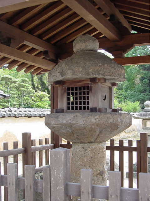 當麻寺 日本最古の石灯籠  写真