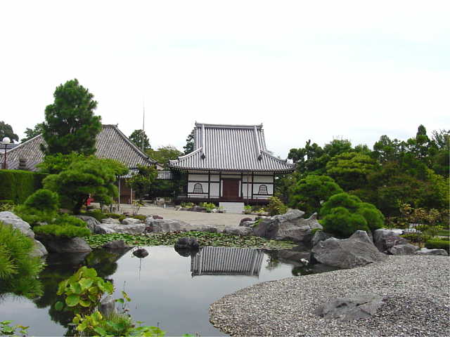 奈良 當麻寺　奥院 宝池と阿弥陀堂 写真