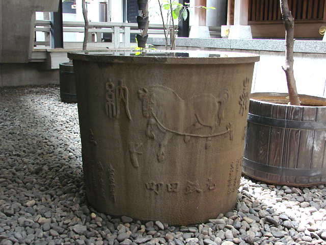 築土神社 天水桶 写真